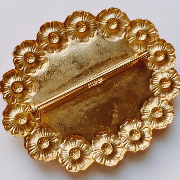 Vintage Enamel Floral Brooch Bold Dimensional Costume Pin Gold Tone - Picture 7 of 8